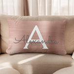 Coussin Rectangle Rose Rose Or en acier inoxydable Nom du monogramme<br><div class="desc">Blush Pink - Rose Gold Foil brossé Monogramme en métal Nom et Coussin initial. Le coussin monogrammed fait le cadeau parfait Fête des mariées, Bachelorette Party, Baby shower, Mariage ou Sweet 16, 18th, 21th, 30th, 40th, 50th, ou 60th Birthday pour quelqu'un décorant sa chambre en or rose élégant et moderne....</div>