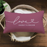 Coussin Rectangle Rose Vin Script Love in Heart Monogram Personnalis<br><div class="desc">Un design moderne et élégant d'oreiller lombaire personnalisé avec une typographie "Love" simple et minimaliste qui comprend des fioritures et des détails de cœur. Personnalisez le texte majuscule ci-dessous avec un monogramme pour un couple ou une famille, une citation ou un autre texte préféré. Les couleurs rouge vin rosé et...</div>