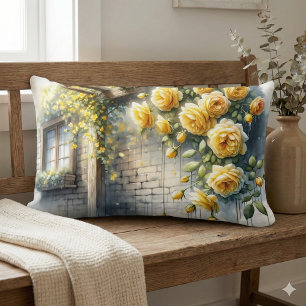 Coussin Rectangle Roses Dorées sur le Mur d'un Cottage en Pierre Rus