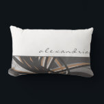 Coussin Rectangle Rubans Abstraits Gris et Tan | Blanc | Nom personn<br><div class="desc">Le coussin accent personnalisé présente une composition artistique abstraite de ruban aux tons gris et bronzés sur un arrière - plan gris foncé. La partie supérieure est composée d'un simple arrière - plan blanc clair avec un nom personnalisé, présenté dans un élégant script de coque inférieur. La partie inférieure est...</div>