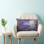 Coussin Rectangle Science-fiction vintage, orbe brillante avec Alien<br><div class="desc">Illustration vintage planètes futuristes et image de science-fiction spatiale à l'avenir. Un classique les années 50 retro sci fi dessin de bande dessinée avec une orbe brillante avec des lumières qui tournent sur une planète étrangère et des aliens dans des véhicules de pod qui conduisent vers elle.</div>