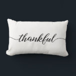 Coussin Rectangle Script moderne minimaliste<br><div class="desc">Insufflez à votre maison un sentiment de sophistication chic et de gratitude sincère avec notre "Gratitude Elegance" Simple 'Thankful' Elegant Script Font Lumbar Coussin. Parfait pour ceux qui apprécient l'élégance minimaliste, ce coussin s'aligne sur les tendances design et significatives de la décoration de maison populaire sur Zazzle. Ce lombbar coussin...</div>