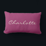 Coussin Rectangle Script moderne minimaliste en orchidée personnalis<br><div class="desc">Cet oreiller à jetons personnalisé présente votre nom dans une belle écriture manuscrite en lettrage sur un arrière - plan élégant violet orchidée. Super idée cadeau.</div>