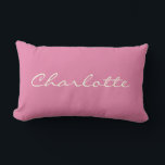 Coussin Rectangle Script moderne minimaliste en rose Personnalisé<br><div class="desc">Cet oreiller à jetons personnalisé présente votre nom dans une belle écriture manuscrite en lettrage sur un arrière - plan rose élégant. Super idée cadeau.</div>