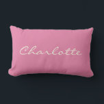 Coussin Rectangle Script moderne minimaliste en rose Personnalisé<br><div class="desc">Cet oreiller à jetons personnalisé présente votre nom dans une belle écriture manuscrite en lettrage sur un arrière - plan rose élégant. Super idée cadeau.</div>