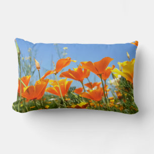 Coussin Rectangle Sentiment estival de fleurs orange sauvages.