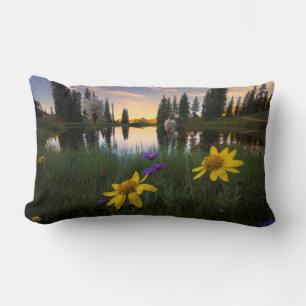 Coussin Rectangle Serene Sunrise au-dessus d'un étang du Colorado
