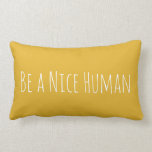 Coussin Rectangle Soyez une belle citation d'inspiration humaine en<br><div class="desc">Un design simple,  moderne minimaliste typographie de gentillesse avec la phrase - Be a Nice Human - en écriture mignonne sur un arrière - plan jaune ensoleillé. Remarque : vous pouvez facilement modifier la couleur arrière - plan lorsque vous cliquez sur customiser.</div>