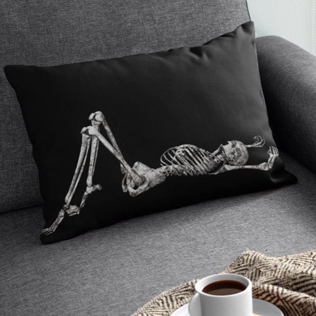 Coussin Rectangle Squelette allongé sur l'Halloween noir (Créateur téléchargé)