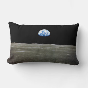 Coussin Rectangle Terre depuis la Lune dans l'Espace Noir : Lever de
