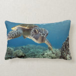 Coussin Rectangle Tortue de mer verte hawaïenne<br><div class="desc">Une tortue de mer hawaïenne de gree étudie sa réflexion dans mon port de dôme. © et ® Bigstock® - tous droits réservés.</div>