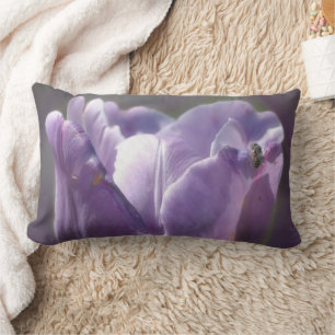 Coussin Rectangle Tulipe lavande avec petite abeille de près