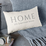 Coussin Rectangle Typographie personnelle beige avec adresse<br><div class="desc">Personnalisez votre espace de vie avec ce design personnalisé unique avec le mot "HOME" dans une grande belle police. Sous ce texte se trouve un modèle de texte pour la personnalisation avec votre adresse de rue. Ce coussin est présenté dans un beige clair neutre avec du texte gris, un jeu...</div>