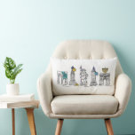 Coussin Rectangle Ville de New York Hanoukka Chanukah NYC<br><div class="desc">L'oreiller à jetons décoratif à impression graphique présente une illustration originale de divers repères classiques de New York "habillés" pour Hanoukka avec des arcs, des lumières, des dreidels, des gelées et une menorah. Idéal pour tous ceux qui aiment les vacances à NYC! Ne vois-tu pas ce que tu cherches ?...</div>