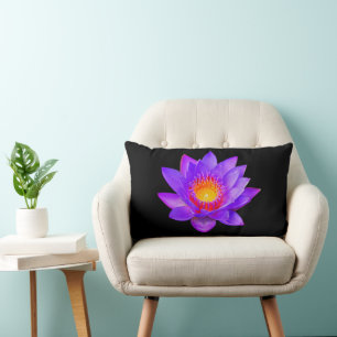 Coussin Rectangle Violet Lotus Flower sur noir