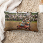 Coussin Rectangle Voiture - Course - Sur le bord de leur siège 1915 (Couverture)