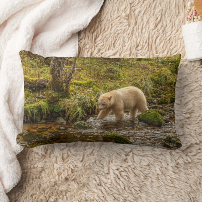 Coussin Rectangle White Spirit Bear Chasse pour poisson sur Riordan  (Couverture)