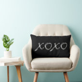 Coussin Rectangle XOXO dans l'argent et le noir (Chaise)