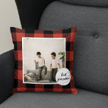 Coussin Red Buffalo Plaid Meilleur Cadeau Grand-Mère Avec<br><div class="desc">Ce cadeau n'est pas seulement beau, mais aussi sincère, car il permet à grand-mères d'afficher fièrement une photo de leurs petits-enfants, qui leur est chère. C'est la façon parfaite de montrer votre amour et votre reconnaissance pour votre grand-mère à toute occasion, y compris les anniversaires, Noël, Fête des Mères, ou...</div>