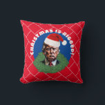 Coussin Red Santa Hat Trump Riged Christmas<br><div class="desc">Trump porte un chapeau de Père Noël et une couronne et dit que Noël est truqué par cette conception politique amusante.</div>