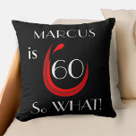 Coussin Red Wine 60 donc ce drôle 60e anniversaire<br><div class="desc">Red Wine 60 donc ce drôle 60e Anniversaire Jetez l'Oreiller. Coussin noir de 60e anniversaire avec une citation drôle et motivationnelle 60 Alors quoi. Le numéro d'âge se trouve à l'intérieur d'un verre de vin rouge abstrait. L'arrière - plan est noir. Personnalisez le coussin avec le nom et changez tout...</div>