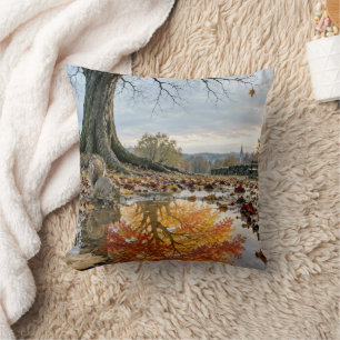 Coussin Reflet d'arbre d'automne dans une flaque avec un é