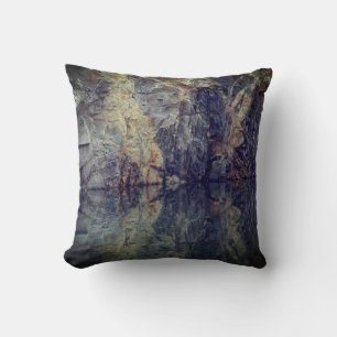 Coussin Réflexions De Mur De Falaise Rocheuse Dans L'Étang