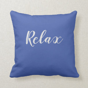 Coussin Relaxez l'écriture sur le arrière - plan bleu