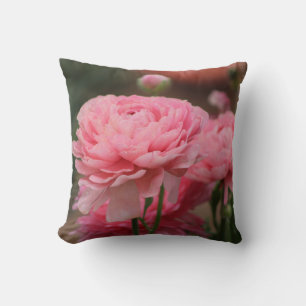 Coussin Renoncule rose paon en gros plan