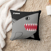 Coussin Requin gris personnalisé d'amusement sur le noir (Couverture)