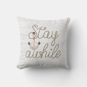 Coussin rester pendant que la corde sur le bois blanc