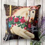 Coussin Retro Carousel Horse Photo Né à Sparkle Script<br><div class="desc">"Né pour scintiller." Vous pouvez presque sentir la musique de la pièce-pa-pa-pa, les symboles écrasants, ainsi que le mouvement haut et bas et rond et rond du manège-aller-rond chaque fois que vous vous détendez sur cette douce et confortable photographie lancer l'oreiller. Vous pouvez facilement personnaliser cet oreiller jetable plus je...</div>