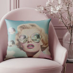 Coussin Retro Pop Art rose et bleu espace femme<br><div class="desc">Ce design accrocheur présente une femme glamour dans des lunettes de soleil réfléchissantes surdimensionnées, évoquant le charme rétro de la pop art. Avec ses lèvres roses audacieuses et ses vagues vintages, l'esthétique de la coquette brille, tandis que les verres miroités reflètent une scène cosmique, autrement mondaine, mêlant beauté classique et...</div>