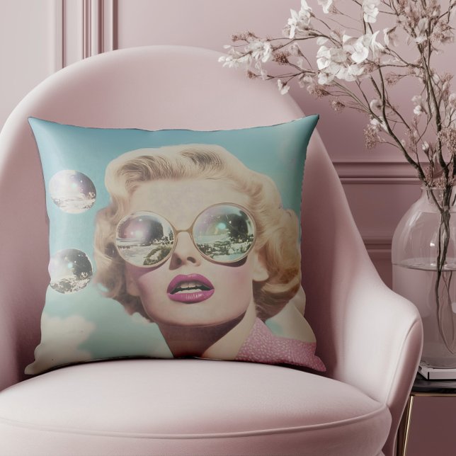 Coussin Retro Pop Art rose et bleu espace femme (Elevate your style with this standout piece, ideal for lovers of vintage flair.)