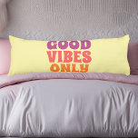 Coussin RetroBody<br><div class="desc">Apportez un éclat de positivité à votre espace avec ce Good Vibes Only body coussin! Conçu avec une police rétro super en roses, violets et oranges audacieuses, ce coussin jaune pastel est tout pour répandre la joie, le bonheur, et les vibrations chill. Que vous soyez en train de vous détendre,...</div>