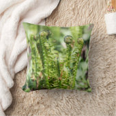Coussin Réveil de la jeune fougère dans le jardin (Couverture)