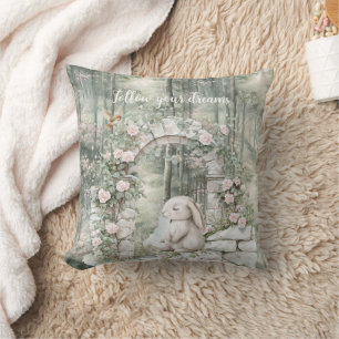 Coussin Rêves de lapin de jardin rose enchanté