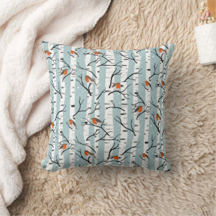 Coussin Robins européens sur bouleau d'argent dans la neig