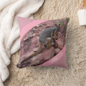 Coussin Rock Wallaby et bébé, Accent rose filles (Couverture)