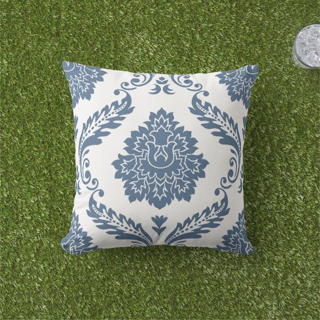 Coussin Rococo Damassé Grand Motif Bleu sur Blanc (Herbe)