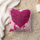 Coussin Romantic Deep Pink Rose Petal Heart Throw Pillow (Couverture)