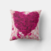 Coussin Romantic Deep Pink Rose Petal Heart Throw Pillow (Verso)