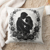 Coussin ​Romantic Silhouette Couple Rose Wreath Pillow (Couverture)