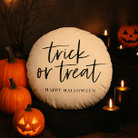 Coussin rond de pique ou de traitement | Joyeux Ha<br><div class="desc">Ajoutez une touche éffrayante et chic à votre décor Halloween avec ce Coussin Rond Halloween Trick ou Treat Happy ! Doté d'une élégante typographie lettrée, ce coussin confortable est parfait pour les salons hantés, les chambres pleines de sorcellerie ou les porches festives. Idéal comme un accent de saison ou un...</div>