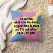 Coussin Rose Bleu Jaune Ma Grand-Mère Est Folle Bavarde (Couverture)