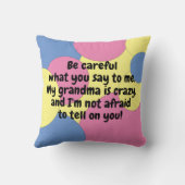 Coussin Rose Bleu Jaune Ma Grand-Mère Est Folle Bavarde (Verso)
