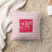 Coussin Rose chaud et rose bébé rayé - Monogramme de scrip (Couverture)