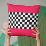 Coussin Rose clair et damier<br><div class="desc">Un classique motif en damier noir et blanc, avec un peu de rose vif.</div>