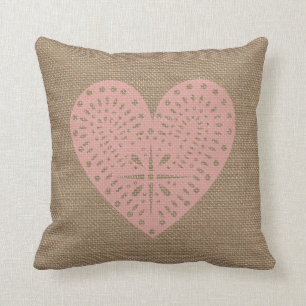 Coussin rose de coeur inspiré par toile de jute