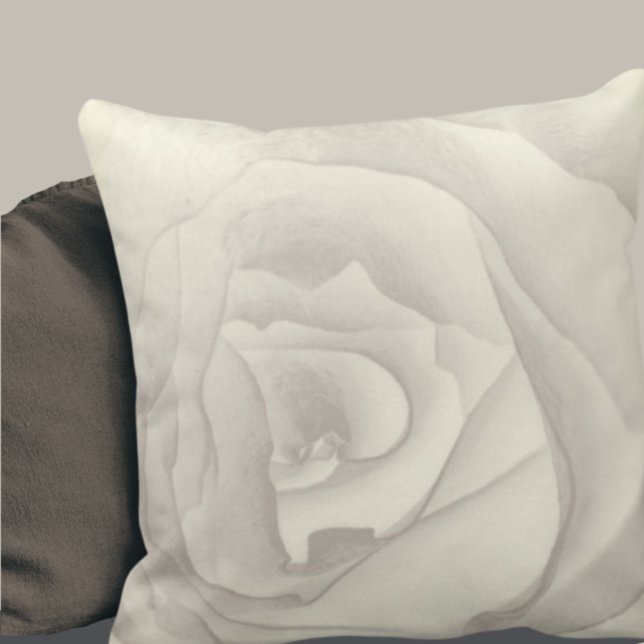 Coussin Rose de macro artistique | Crème & Taupe (Créateur téléchargé)